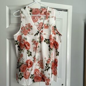 WOMENS SLEEVELESS V NECK TANK. NWT